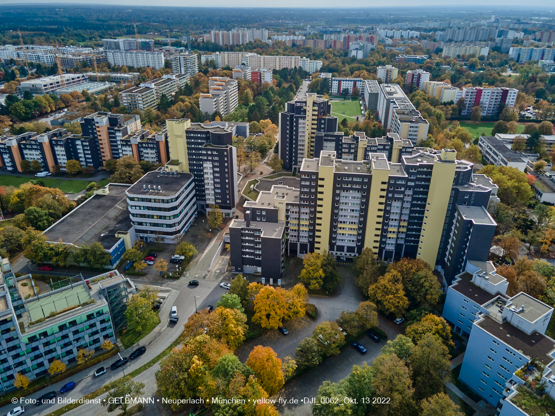 13.10.2022 - Das Marx-Zentrum und Wohnanlage Karl-Marx-Ring 52-62 in Neuperlach